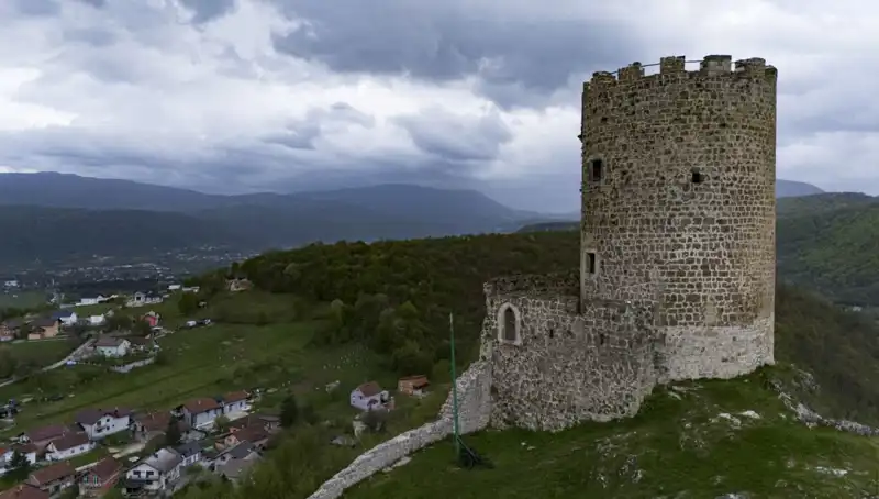 Bosna Hersek’in Tarihî Sokolac Kalesi: Zamana Direnen Bir Miras