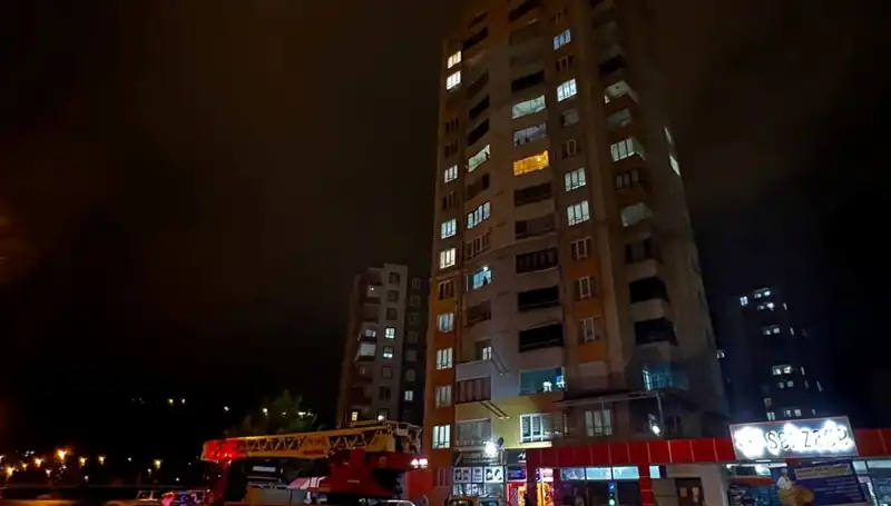 Apartmanın Çatısına Yıldırım Düştü: Evlerde Korku Dolu Anlar