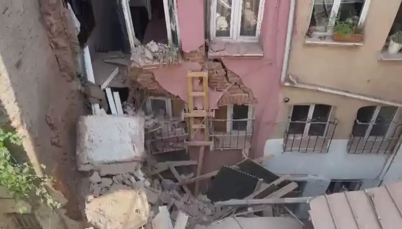 İstanbul’da Şok Edici Olay: Üç Katlı Binanın Balkonu Çöktü!