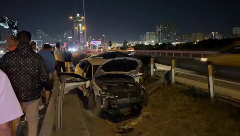 Otomobiller Yolda Makas Attı, Feci Kaza Yol Ayrımında Hüzün Yarattı