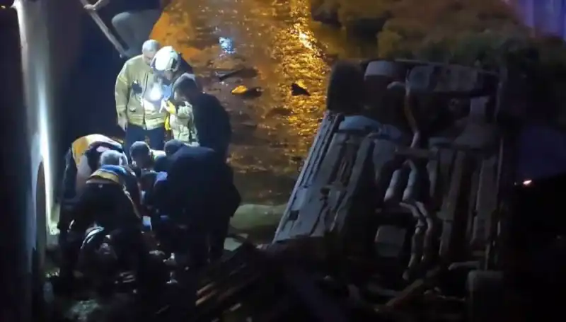 Sürücü Kaza Yerinden Kaçtı, Yaralı İtfaiye Tarafından Kurtarıldı