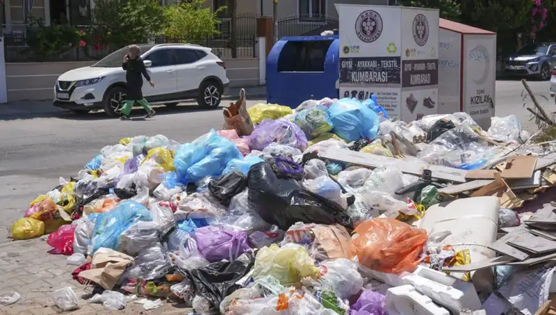 İzmir'de Çöp Yığınları İsyanı: Temizlik Sorunu Kente Ne Getirdi?