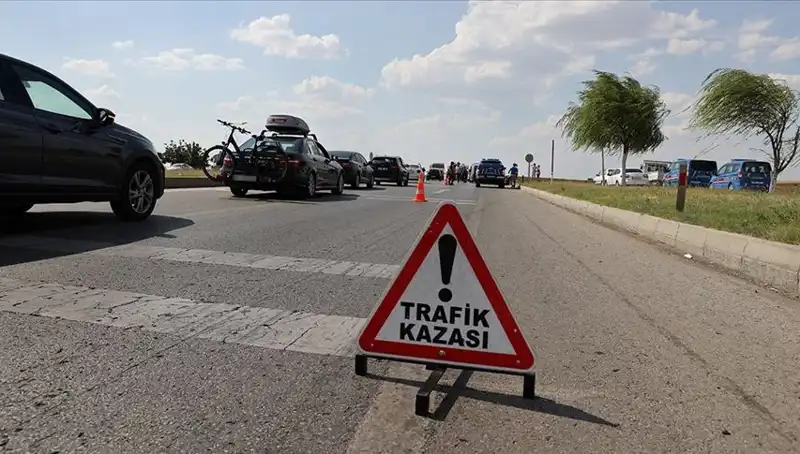 Adana'da Kamyon ve Otomobil Çarpıştı: Can Kaybı ve Yaralılar Var