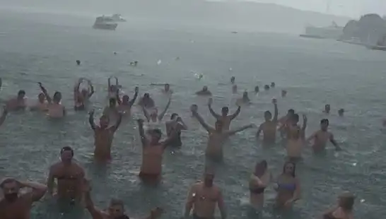 İstanbul'da Yağmura Rağmen Bebek'te Denize Girenler Sıradışı Anlar Yaşadı