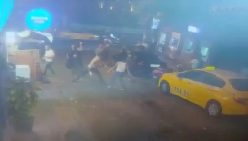 Beyoğlu'nda Kısa Sürede Büyüyen Laf Atma Kavgası Kanla Sonuçlandı