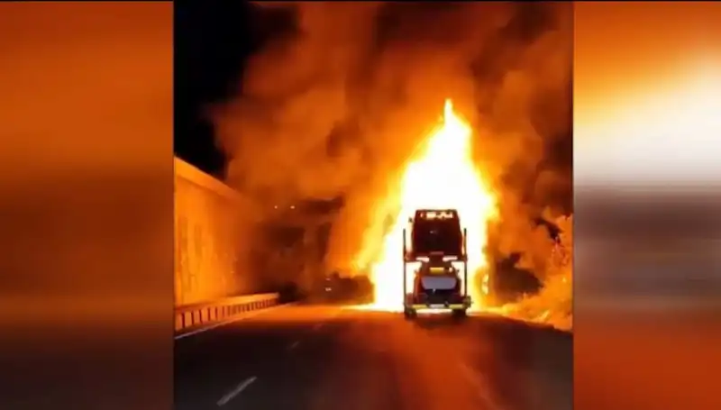 Otomobil Yüklü Tırda Yangın: 8 Araç Kül Oldu, Olayın Ayrıntıları Şaşırttı!