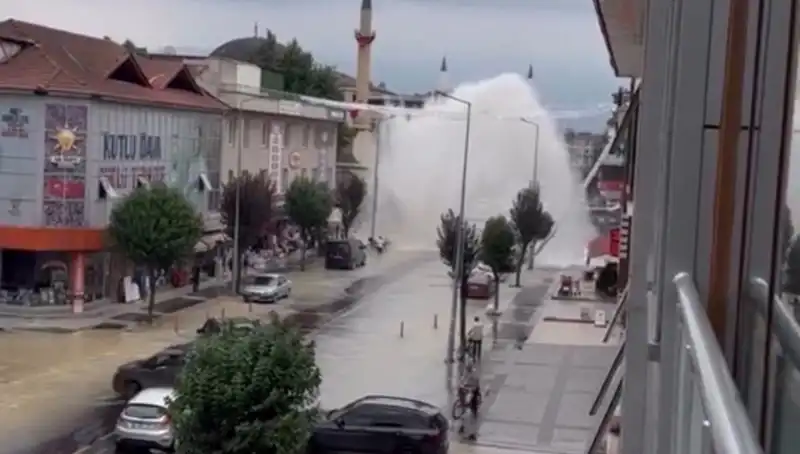 Su Hattı Patladı: Vatandaşlar Şok İçinde Fışkıran Su Manzaralarını İzledi