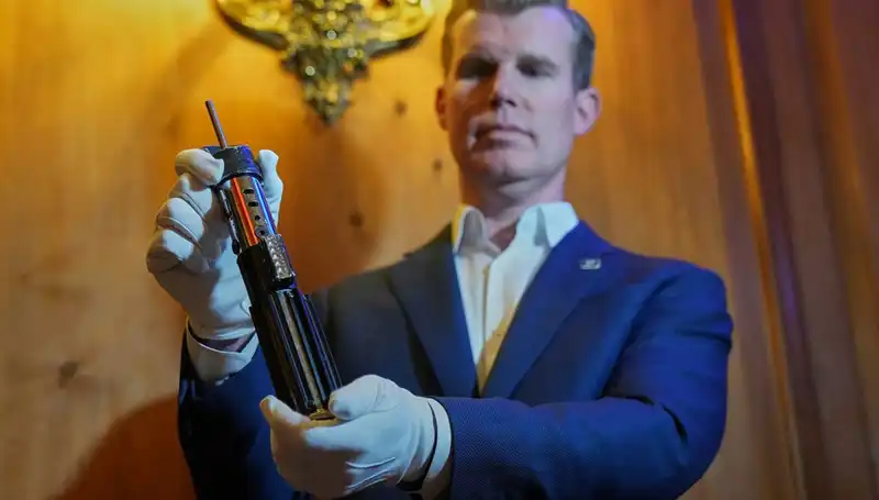 Darth Vader’ın İkonik Işın Kılıcı Rekor Fiyata Satıldı