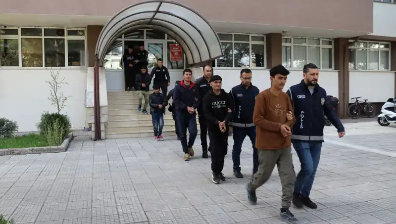 Düzensiz Göçmen Yakalanmaları: İki İlde 21 Kişi Gözaltında