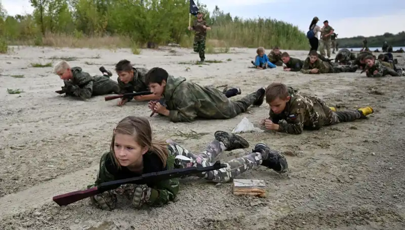 Rusya'da 8 Yaşındaki Çocuklar Askeri Eğitime Alındı: Gerçekler Şoke Ediyor