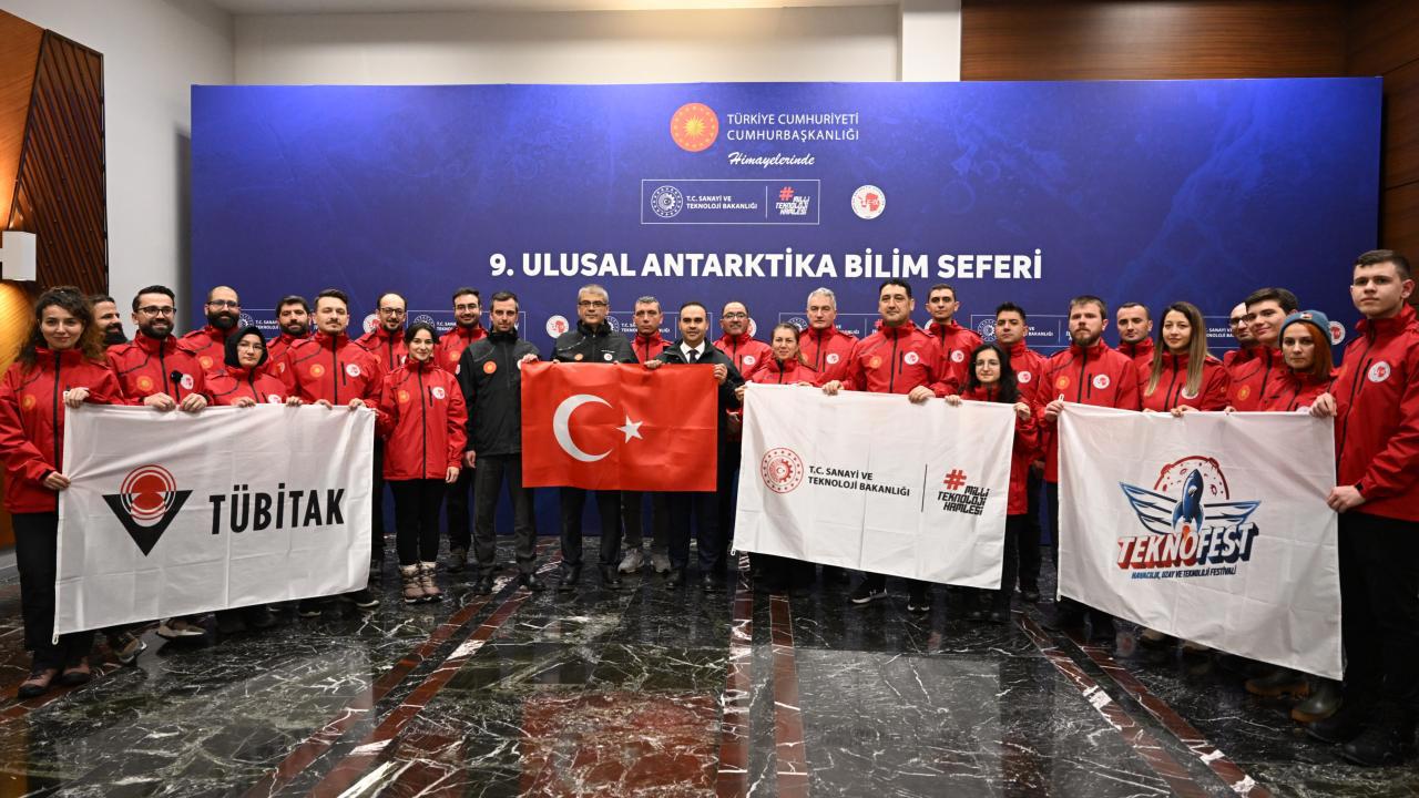 Türk Bilim İnsanları Antarktika'da Çalışmalarına Devam Ediyor