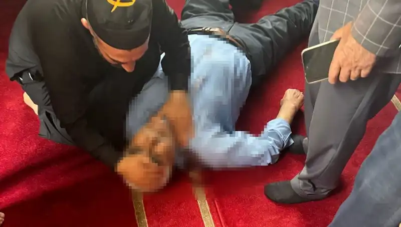 Camide Namaz Kılarken Gelen Saldırı: Kurbanın Durumu Ciddi