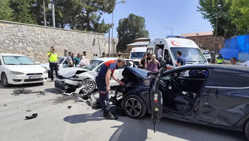 Bitlis'te Trafik Kazası: İki Otomobil Çarpıştı, 10 Kişi Yaralandı