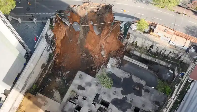 Sarıyer'de Yaşanan Beklenmedik Yol Çökmesi: Cadde Trafiğe Kapandı
