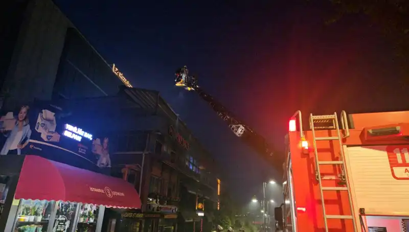 Beşiktaş'ta Yangın Paniği: 3 Katlı Restoran Alev Alev Yandı!