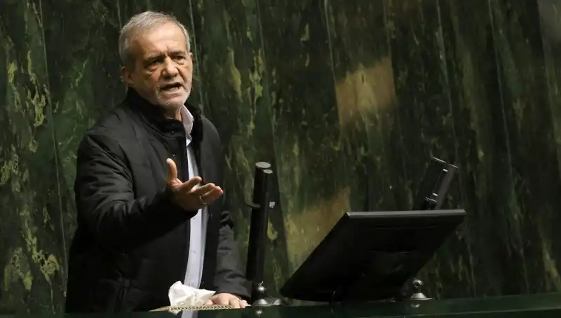 İran Cumhurbaşkanı Yardımcısı Kriz Ortasında Lüks Geziyle İstifa Etti