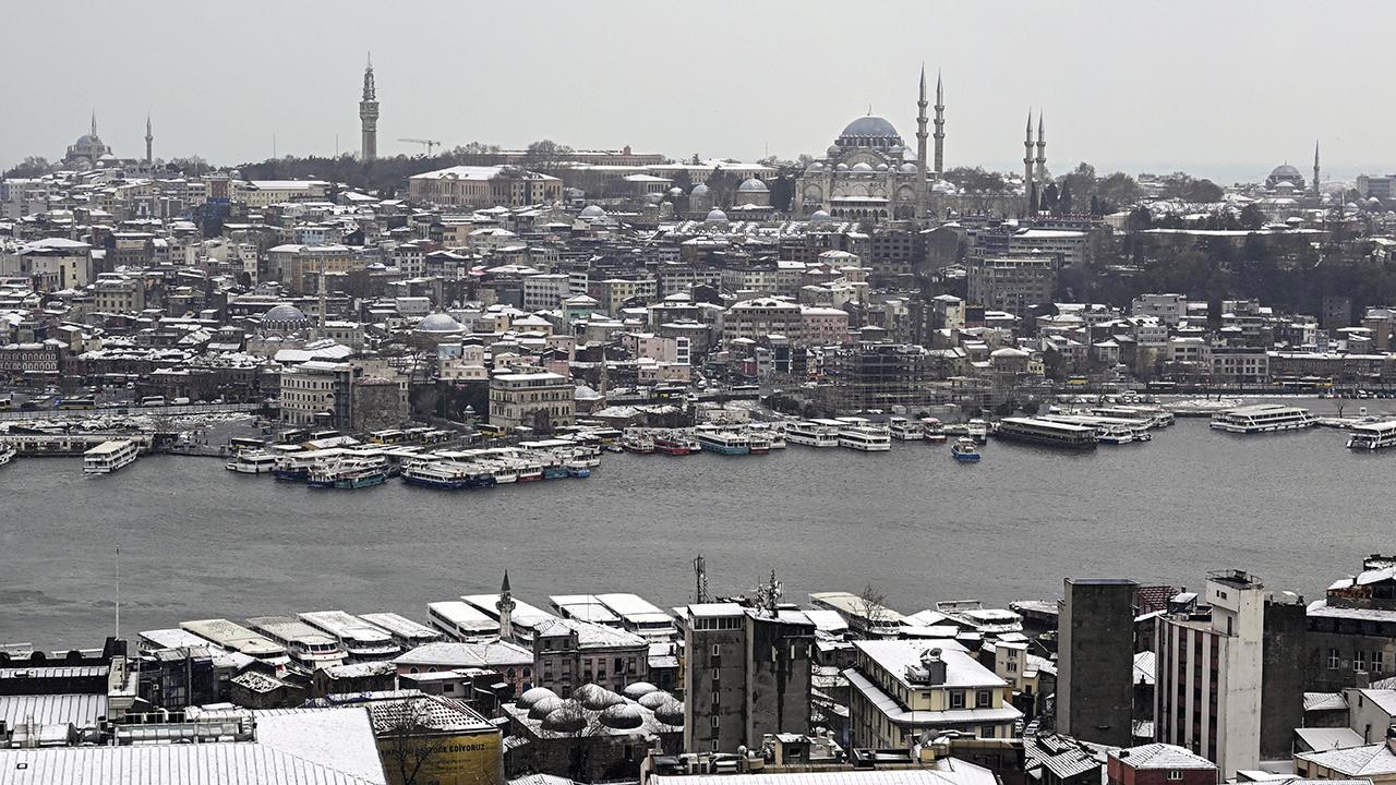 İstanbul Beyaza Büründü! Vatandaşlar Karın Keyfini Çıkarıyor