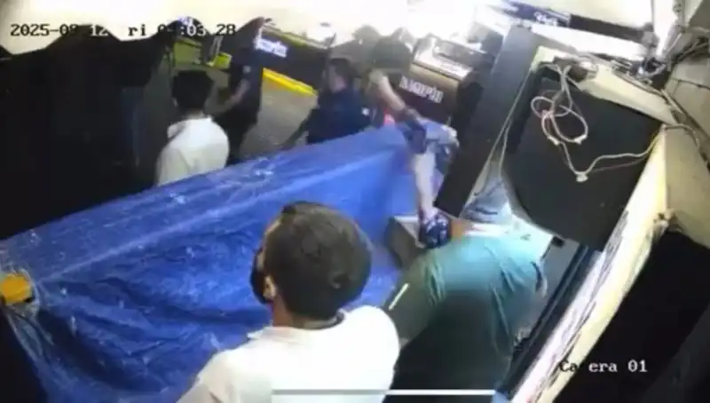Ortaköy'de Gece Yarısı Olaylar: Tekme Tokat Kavga!