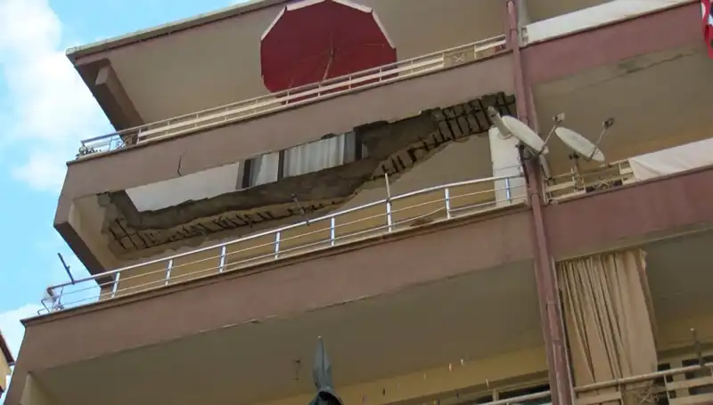 Güngören'de Beş Katlı Binanın Balkonu Çöktü: Olay Anı ve Detaylar
