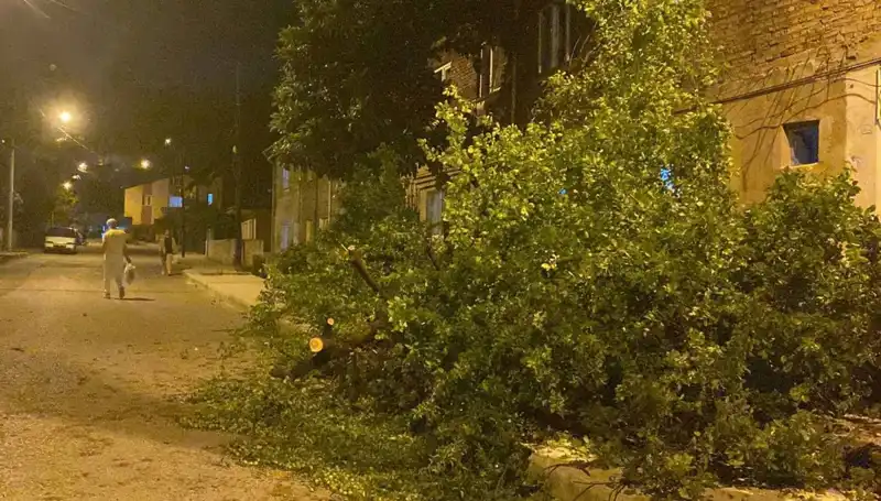 Karabük'te Fırtına Dolu Dolu Etkisini Gösterdi, Şehirde Hasar Büyük