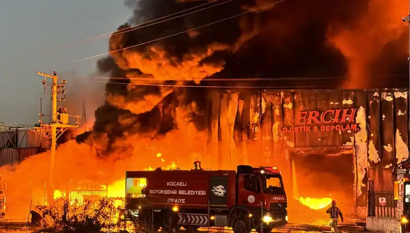Kocaeli'deki Lojistik Deposunda Çıkan Yangın, Geniş Bir Alanı Kapsadı