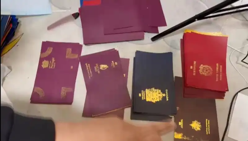 Sahte Pasaport ve Vize Çetesi Çökertildi: Sınırdışı Edilecekler
