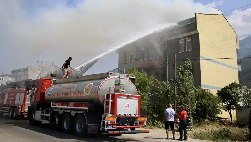 Çatı Katında Meydana Gelen Yangın, Mahalleyi Korku İçinde Bıraktı