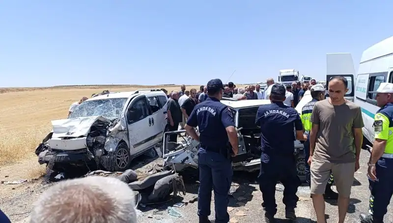 Otomobil ile Hafif Ticari Araç Çarpıştı, Korkunç Kaza: 4 Kişi Hayatını Kaybetti