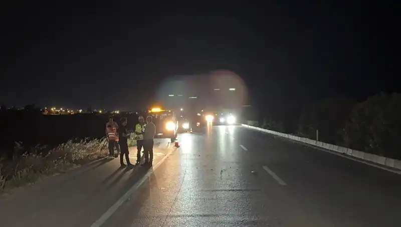 Adana'da Üç Araçta Zincirleme Trafik Kazası: Sürücüler ve Yolcular Alev Alev!