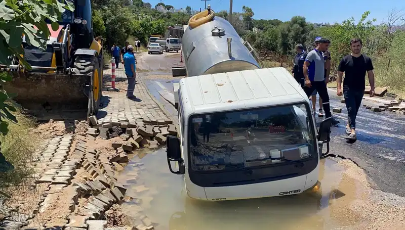 Bodrum'da Su Hattı Patladı, Tanker Büyük Bir Çukura Düştü!