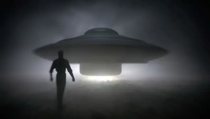 UFO Uzmanı, Uzaylıların Masum İnsanları Hedef Aldığını Açıkladı!