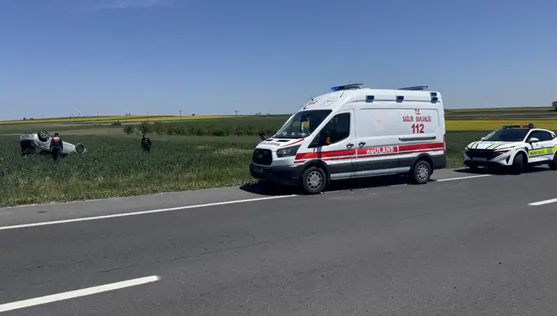 Edirne'de Devrilen Otomobil Kazasında Sürücü ve Eşi Yararlandı