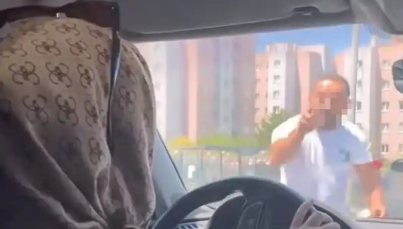 Trafikte Dehşet Anları: Camı Yumruklayan Sürücü Korkuttu