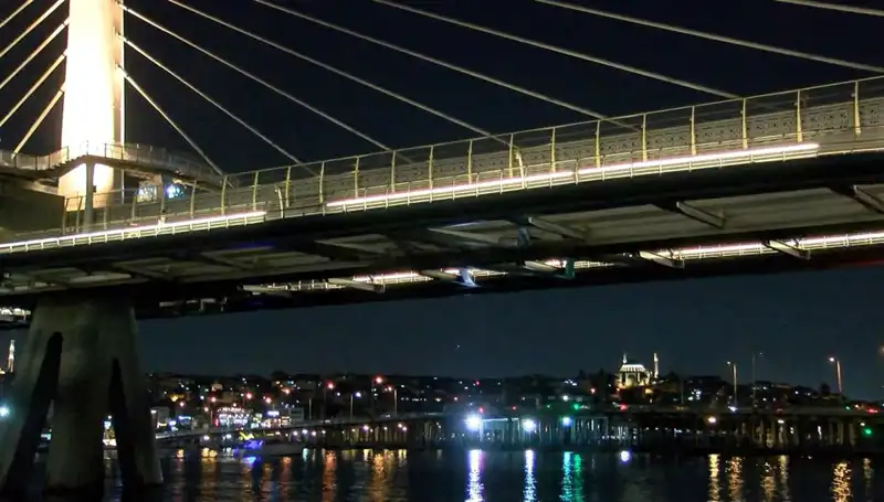 Metro Köprüsünden Deniz Sularına Düşen Kişi İçin Arama Kurtarma Çalışmaları Başlatıldı