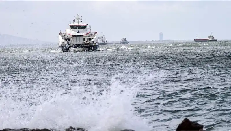 İzmir'de Fırtına Nedeniyla Vapur Seferleri İptal! Detaylar Açıklanıyor!