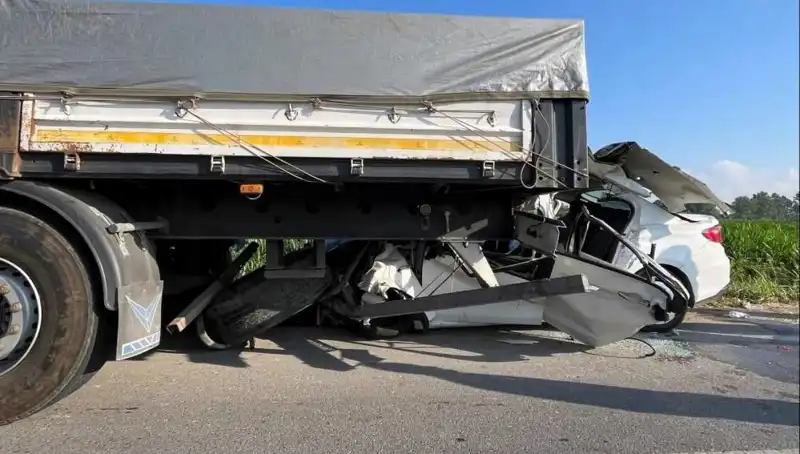 Sakarya'da Feci Kaza: Bir Hayat Söndü, Yaralılar Hastaneye Kaldırıldı