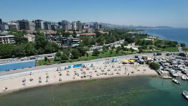 İstanbul’da Sıcak Hava Etkisini Gösterdi: Caddebostan Sahili Dolup Taştı