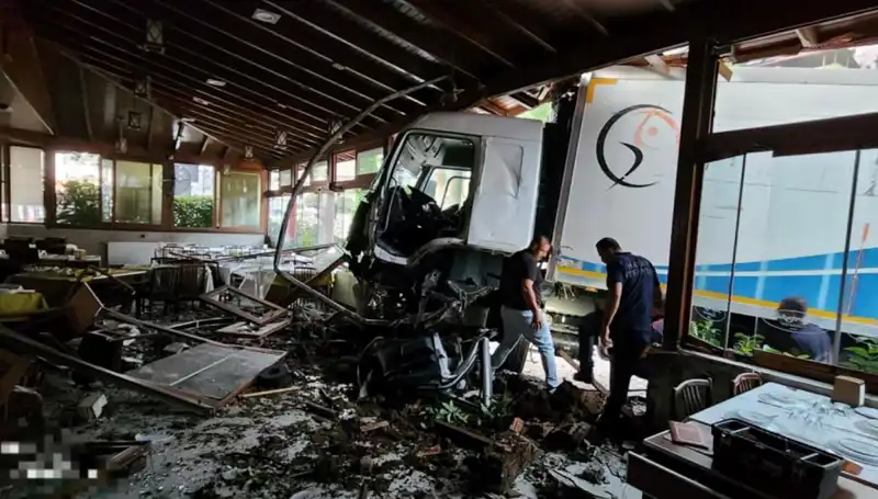 Freni Boşalan Kamyon, Restoranın İçine Dalınca Panik Yaratıldı