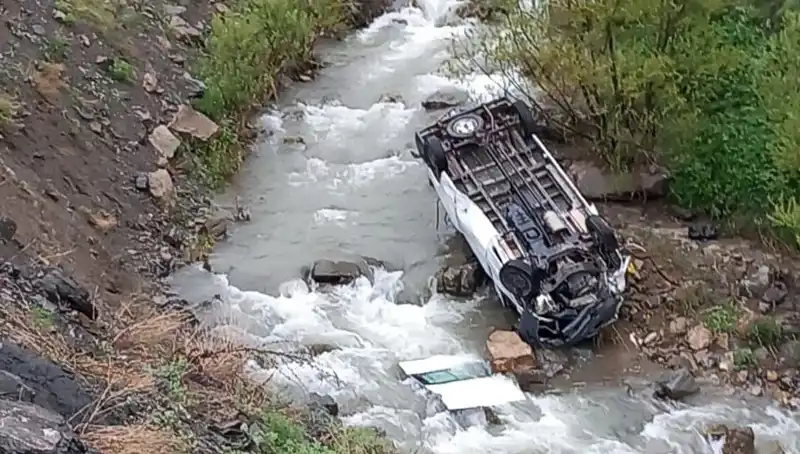 Hakkari'de Minibüs Devrildi: Derede Can Pazarı, İki Ölü, Üç Yaralı!