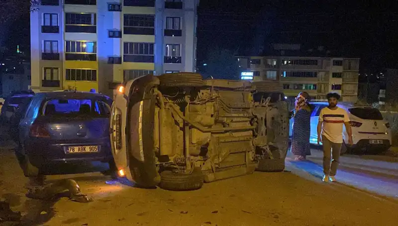 Karabük Kavşağında Korkutan Kaza: Üç Kişi Yaralandı