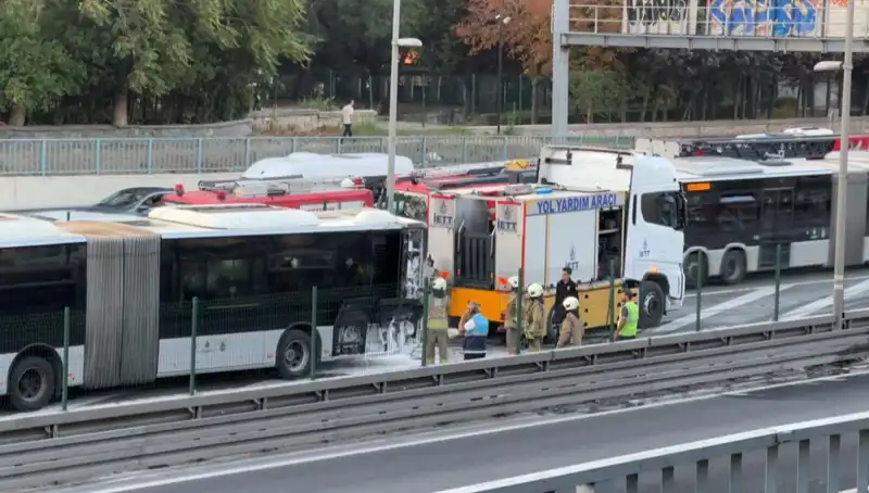İstanbul'da Metrobüs Yangını: Trafikte Büyük Kaos ve Uzun Bekleyiş