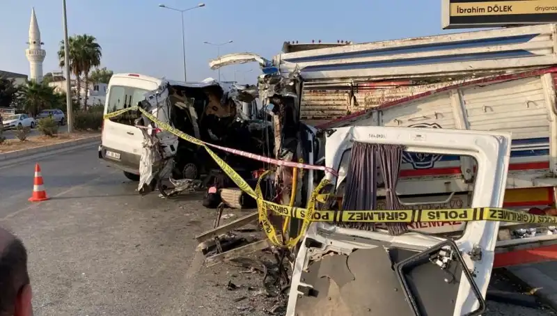Mersin'de Tatil Yolunda Feci Kaza: Can Pazarına Dönüşen Yolculuk