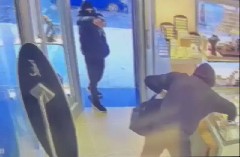 Ümraniye'de Heyecan Dolu Soygun Girişimi: Maskeli Saldırganlar Çatışmaya Yol Açtı