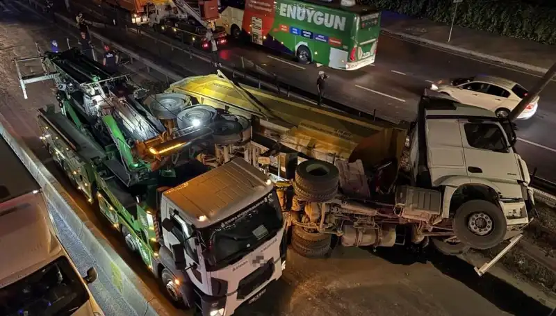 Moloz Yüklü Hafriyat Kamyonu Devrildi: Şok Eden Kaza Detayları