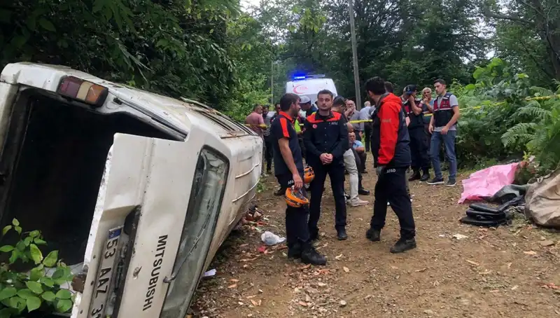 Rize'de Minibüs Kazası: Yamaçtan Yuvarlanan Araçta İki Can Gitti