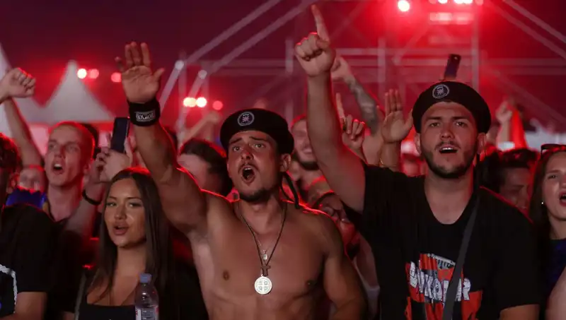 Thompson Konserinde Nazi Selamı Skandalı: Sosyal Medyada Yangın Var!