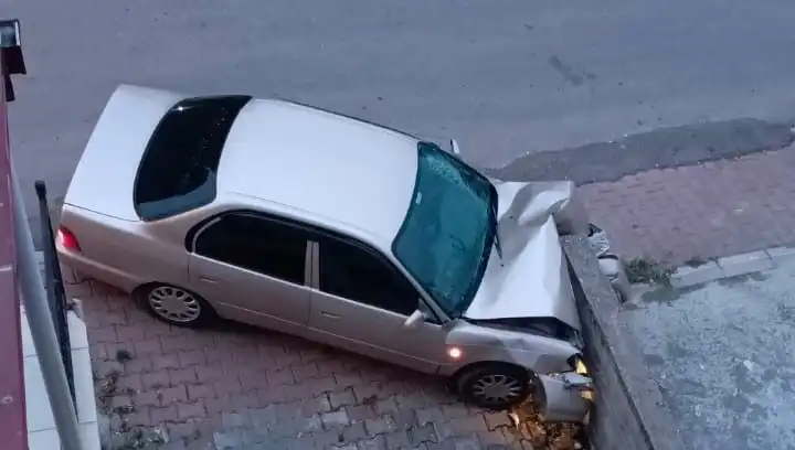 Kontrolünü Kaybeden Sürücü Duvara Çarparak Kaza Yaptı