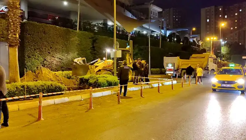 AVM Girişinde Doğalgaz Paniği: Ziyaretçiler Tahliye Edildi