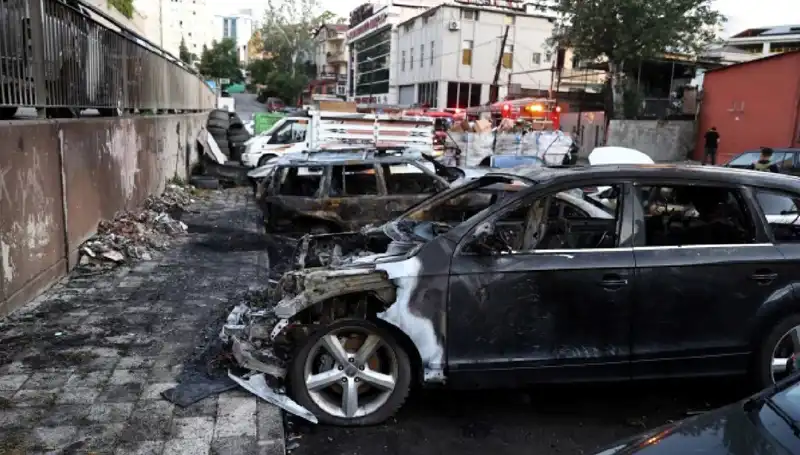 Sanayide Tamir Bekleyen Araçlar Korkunç Yangında Alev Aldı