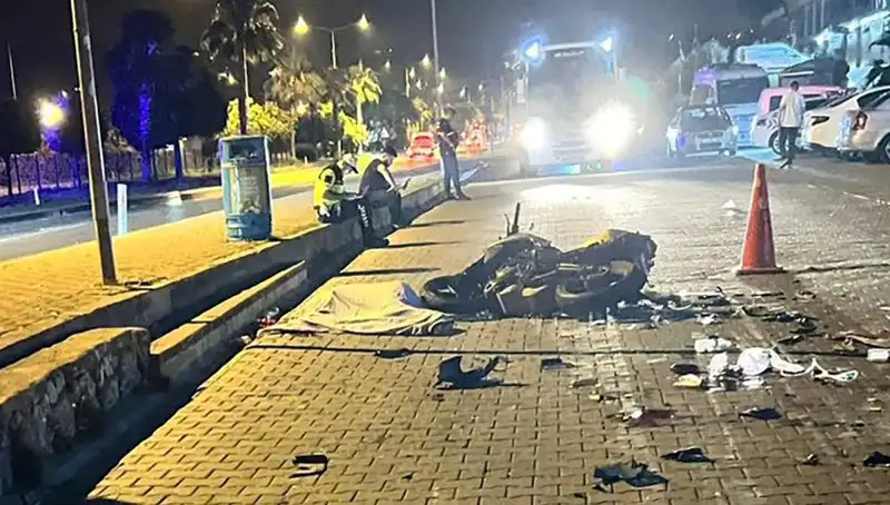 Alanya'da Motosiklet Kazası: Genç Sürücünün Hayatı Tehlikede
